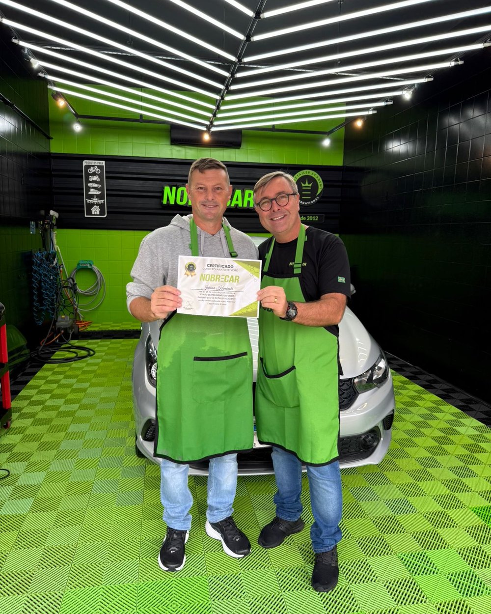 Jakson Kaminski, detalhador certificado da JAKS Car Care em Itajaí, com o certificado NobreCar